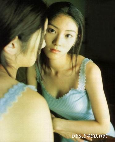 第十三种：每揽镜自照就大呼小叫，认为自己肥胖得无以复加，一年四季边吃零食边服用减肥药的mm