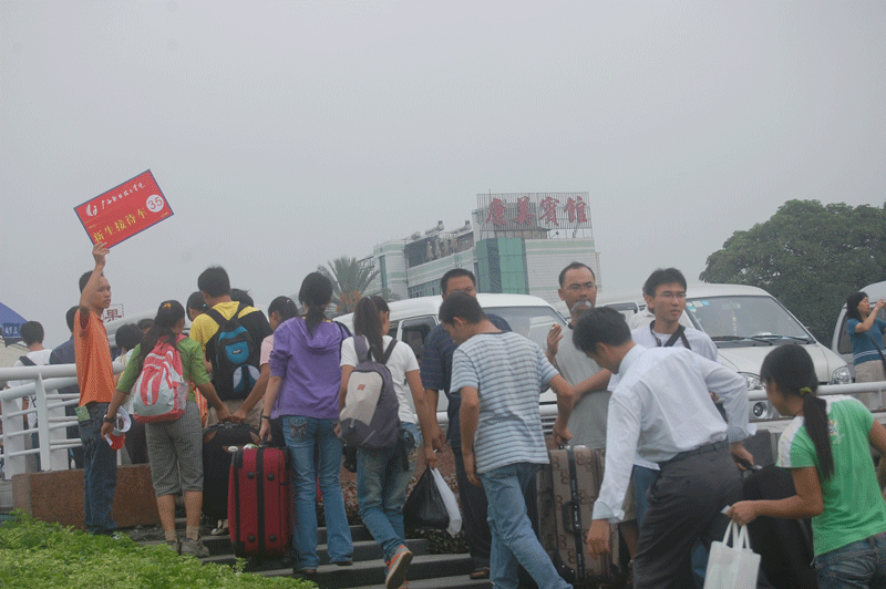 提着行李上车……