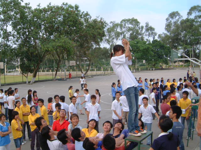 就象这样绑着往下掉，下面同学回接着的