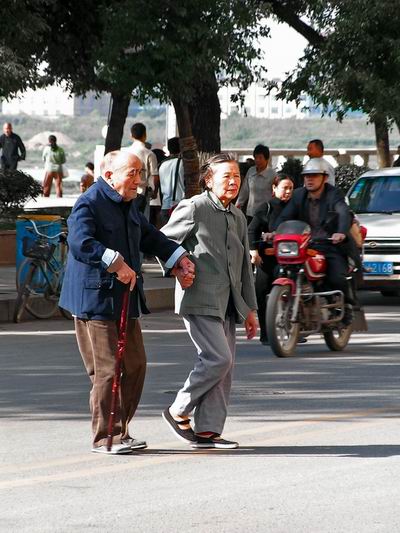 纵向的人生路充满进取，已经不属于他们，他们只是希望缓缓地走好横向的人生路