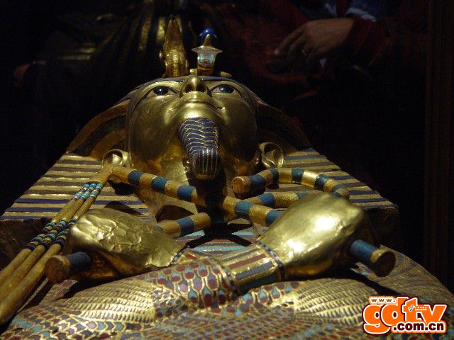图坦卡门的纯黄金棺椁。棺椁有4层，分别为木﹑石﹑木﹑黄金。.jpg