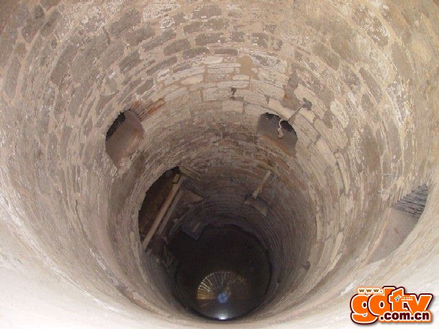 abbr_心井：建于公元二世纪，是当时的公墓，尸体沿这里被用绳子放到距地面几十米的地底.jpg