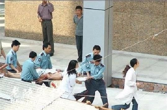 男生跳下楼后，警务保安人员紧急将其送往医院抢救！