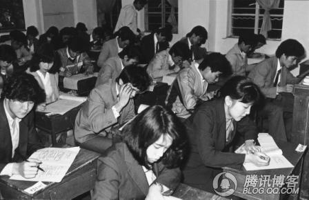 广州“青春美大赛”预赛中的笔试环节。