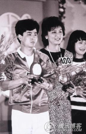 1985年，广州“青春美大赛”男子冠军汪子建(左)女子冠军谢若绮(中)，亚军任小玲(右)