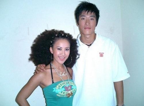 2004年9月,雅典奥运归来的刘翔与歌星李纹合影 刘翔：呃，你的发型我比较喜欢~（