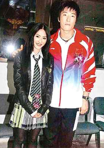 2004年出席奥运活动，张柏芝跟刘翔合照：“我才到他肩膀，感觉自己成了妹妹！”