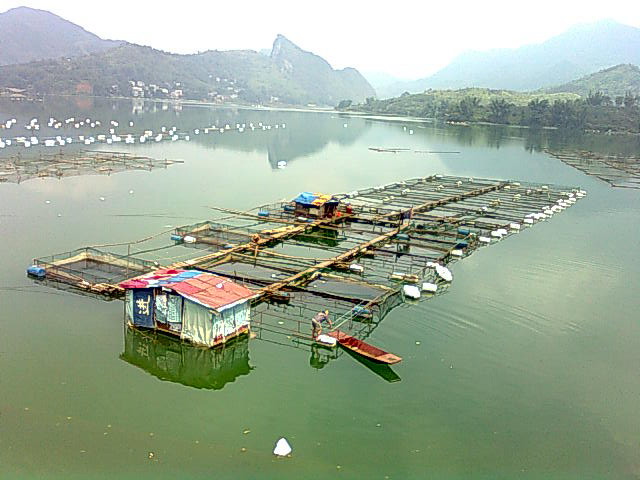 有人居住的赐福湖面