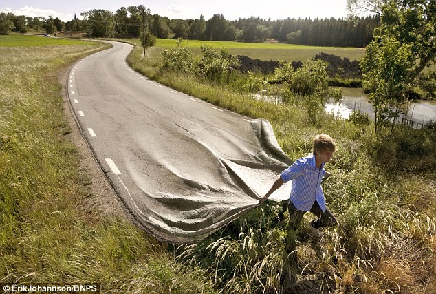 男子轻松地掀起他身后道路的路皮.jpg