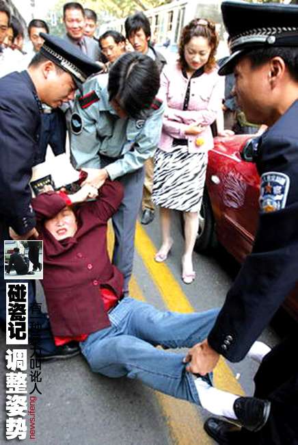 2004年10月10日，江苏南京，珠江路上一中年女子两次冲向行驶中的汽车，虽然毫发无伤却赖在地上不肯起来，造 ...